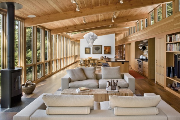 maison bois rectangulaire 1 La maison est de taille raisonnable, mais donne une impression d’espace importante grâce à un étage totalement décloisonné où les zones de vie se côtoient et s’organisent les unes derrières les autres.