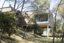 Maison bois dans les arbres contemporaine dans les arbres