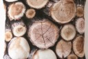 Blancheporte et son coussin imprimé rondins de bois