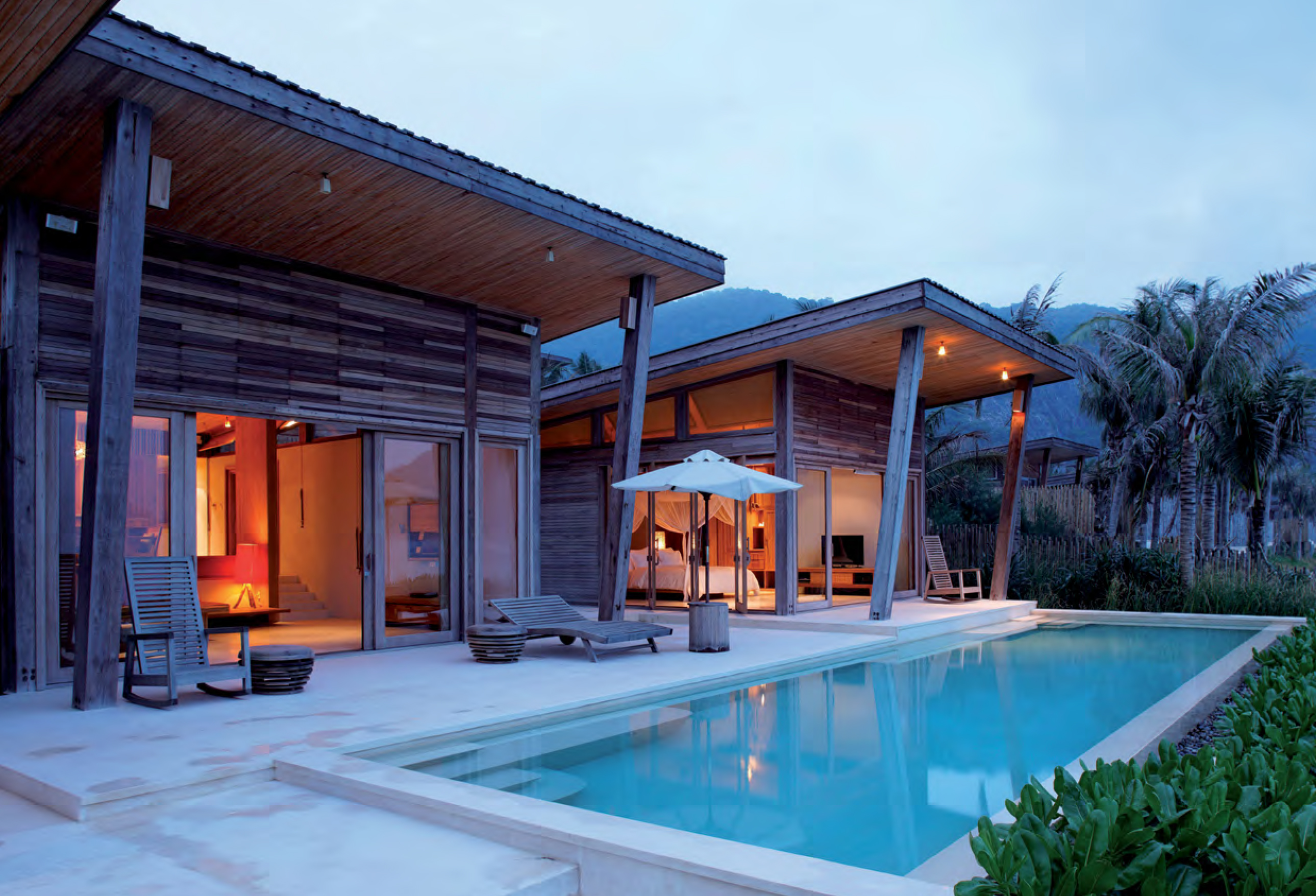 Terrasse et piscine d'une villa en bois 