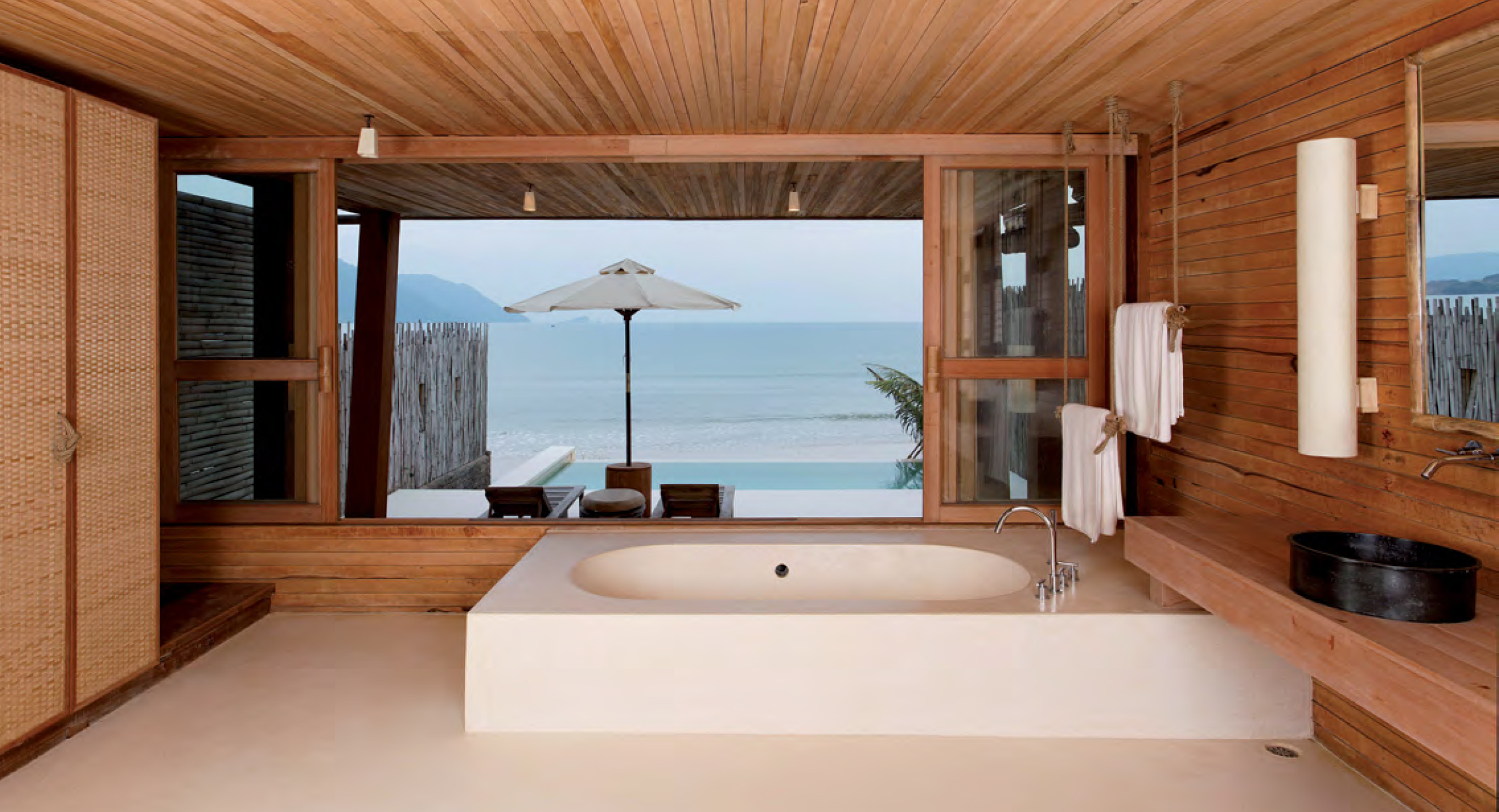 Salle de bain des villas en bois avec vue sur la mer 